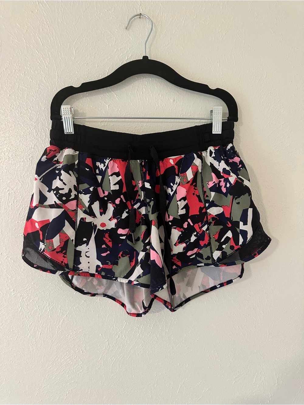 Lululemon Hotty Hot Short (Long)
Pop Cut Boom Juice Multi / Black - Picture 6 of 8